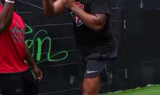 父子俩🤣乌度卡短裤短袖&amp;范乔丹包裹严实 两人一起进行拳击训练