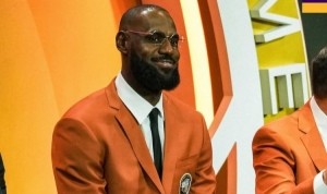 华体会下载-气色不错！湖人官方晒现场照：詹姆斯作为救赎之队成员入选名人堂