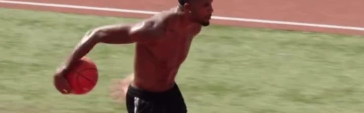 华体会下载-骑士队莫布里田径场高强度训练：阻力跑结合带球冲刺