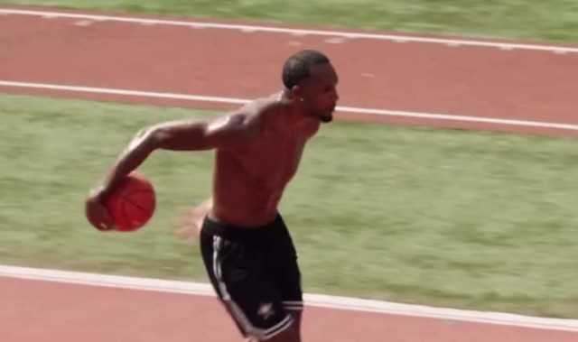 华体会下载-骑士队莫布里田径场高强度训练：阻力跑结合带球冲刺